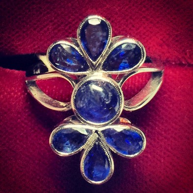 Anello - Zaffiro Cabochon e 6 gocce di Zaffiro